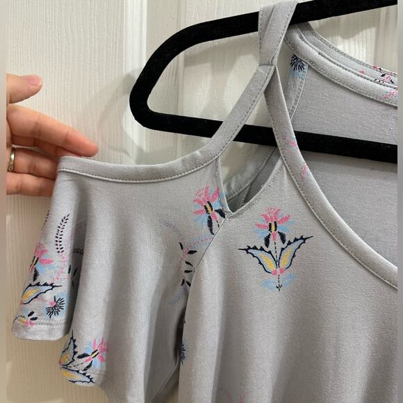 a.n.a. A New Approach Cold Shoulder Grey Floral Flowy Stretch Top EUC S/M - Picture 3 of 6